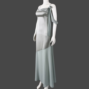 Dettaglio dell'abito in raso argento con fiore 3D e scollatura drappeggiata elegante
