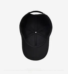 Vue intérieure de la casquette noire montrant le bandeau en coton et sa structure