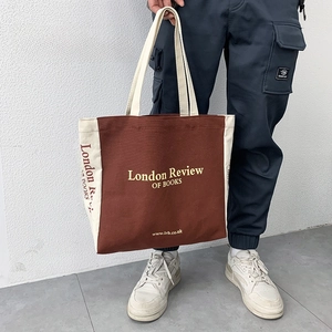 Dettaglio della grande borsa tote in tela con contrasto marrone e beige e scritte London