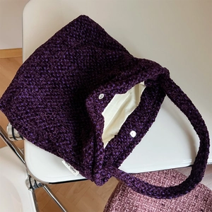 Dettaglio borsa a tracolla viola all'uncinetto con chiusura magnetica e fodera interna
