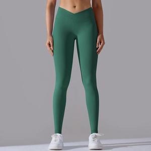 Dettaglio dei pantaloni da yoga verdi a vita incrociata con texture traspirante senza cuciture