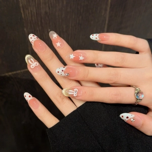 Faux ongles amande rose style français avec nœuds, motifs étoiles et fini cat-eye