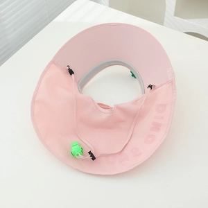 Détail de la visière rose pour enfant avec maille respirante et sifflet vert accessoire