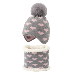 Détail d'un ensemble en tricot bébé avec jacquard cœur rose et doublure polaire chaude