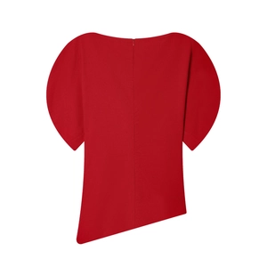 Détail d'un haut rouge à manches courtes avec ourlet asymétrique et zip invisible au dos