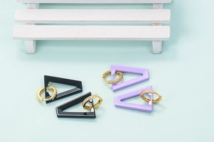 Irregular hollow trapezoid earrings in black and purple enamel with gold-plated zircon