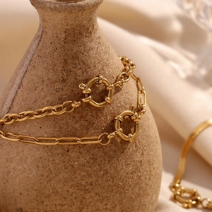 18K gold-plated stainless steel paperclip chain bracelet with a large spring clasp design