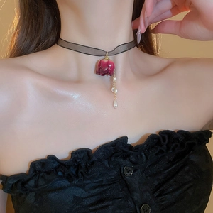 Vintage-Halsband aus schwarzer Spitze mit dunkelroter Rose und eleganten Perlenquasten