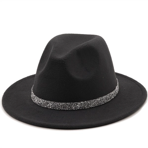 Détail d'un chapeau fedora en laine noire avec un ruban scintillant argenté pailleté
