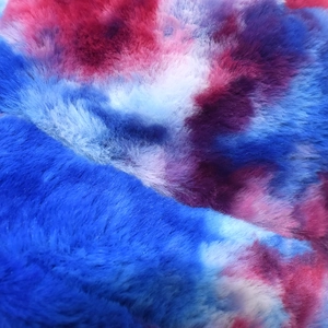 Détail macro de la fourrure synthétique tie-dye aux tons bleu et violet