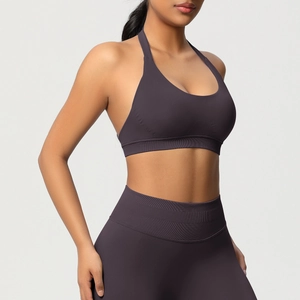 Texture détaillée de la brassière de sport licou violet foncé et legging de yoga sans couture