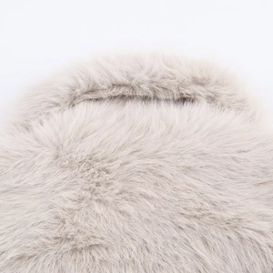 Veste courte en fausse fourrure gris clair avec texture pelucheuse et fermeture éclair