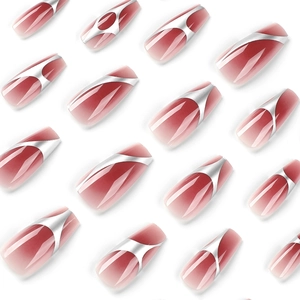Faux ongles cercueil longs avec dégradé blush rouge et motifs de lignes argentées fines