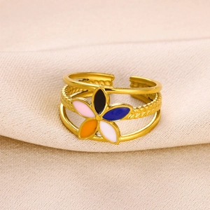 Dettaglio macro dell'anello multistrato placcato oro 18K con fiore in smalto