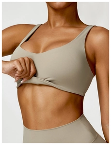 Détail du soutien-gorge de sport effet peau nue avec col en U et larges bretelles