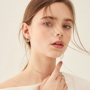 Elegant gold S925 silver earring with irregular crisscross design and moissanite stone