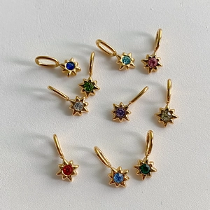 Detail van 14K vergulde sterbedeltjes met gekleurde zirkonia voor doe-het-zelf sieraden