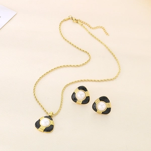 Set di gioielli vintage dorati con conchiglia nera e ciondoli a triangolo con perle tonde