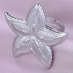 Detailed macro view of the 304 stainless steel adjustable starfish ring with leaf texture