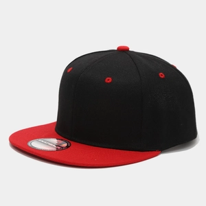 Dettaglio del cappello snapback bicolore con visiera rossa e occhielli ricamati traspiranti