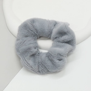 Détail d'un chouchou en fausse fourrure de lapin gris avec une texture pelucheuse