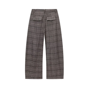 Détail du pantalon à carreaux gris foncé avec deux poches arrière et une coupe droite