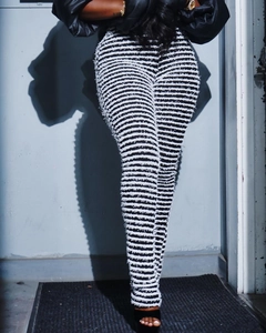 Détail du legging en maille rayée à taille haute montrant le tissu texturé ajusté