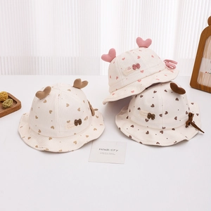 Détails de chapeaux de soleil pour bébé avec motifs de cœur et texture en coton
