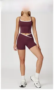 Détail du short de sport bordeaux à taille croisée en V et liserés blancs contrastés