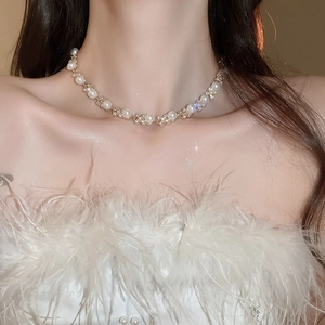 Primo piano dettagliato di una collana di perle a fiori con strass su una modella