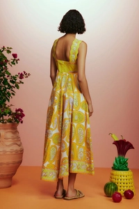 Détail de la robe longue à imprimé paisley montrant le dos nu et la fermeture éclair