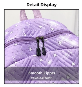 Primer plano de cremalleras dobles suaves y patrón de corazón en mochila acolchada lila