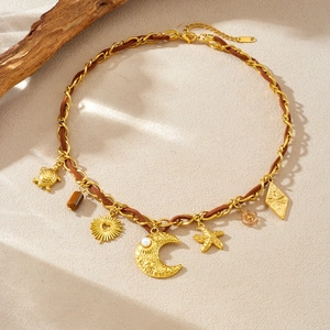 Collana in acciaio inossidabile dorato con ciondoli tartaruga e sole su sabbia