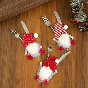 Lot de 3 porte-couverts de Noël gnome en rouge, gris et blanc sur une table en bois rustique
