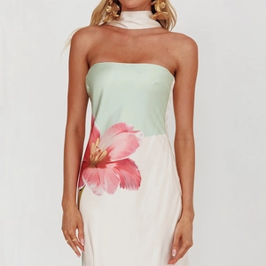 Robe longue élégante en satin sans bretelles avec imprimé fleuri et détail dos nu vert clair