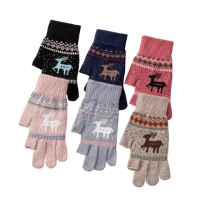 Détail de gants d'hiver en tricot avec motif jacquard renne en plusieurs couleurs