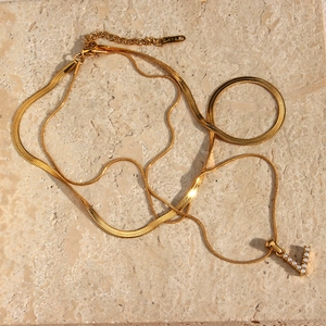 Double-layer gold snake chain necklace with pearl V-letter pendant and K18 hallmark detail