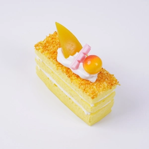 Modèle de gâteau mousse au citron réaliste avec tranche de fruit pour étalage de vitrine
