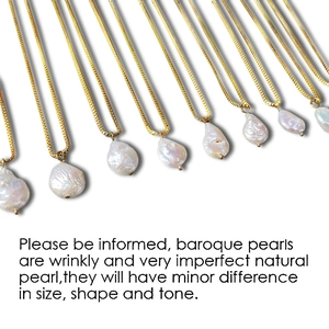 Collier baroque en perles d'eau douce dorées avec chaînes à plusieurs rangs sur fond blanc
