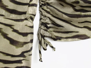 Details von Satin-Stoff mit Tigermuster und verstellbarem Kordelzug an der Seite