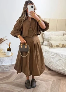Texture détaillée de chemise à manches longues marron et jupe plissée en deux pièces