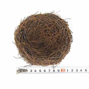 Detailansicht eines 10 cm großen künstlichen Vogelnests aus Zweigen mit Lineal-Messung