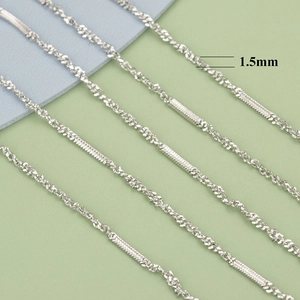 Detailansicht der 1,5 mm silbernen Wellenkette mit polierter Oberfläche und Metalltextur
