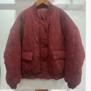 Veste bomber matelassée rouge foncé avec coutures en losange et col en maille, vue de face