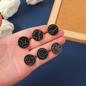Collection de broches de constellations du zodiaque en émail doré sur métal noir rond