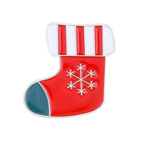 Détail de la broche émaillée en forme de chaussette de Noël avec motif flocon d'argent
