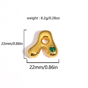 Pendentif lettre A dorée avec pierre de cœur verte et détails des dimensions réelles