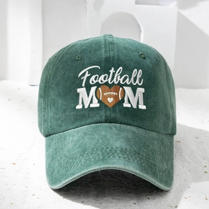 Détail de la broderie Football MOM avec cœur rugby sur casquette en coton vert délavé