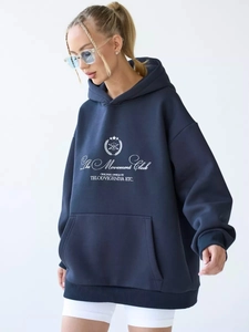 Detail of dark blue oversized hoodie with kangaroo pocket and letter print on chest