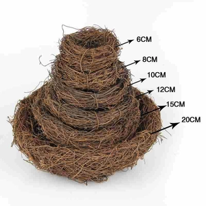 Stapel aus natürlichen Weidennestern in verschiedenen Größen von 6 cm bis 20 cm